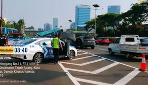 Maung Tabrak Tiang Rambu di Tol Dalam Kota, Dua Korban Luka