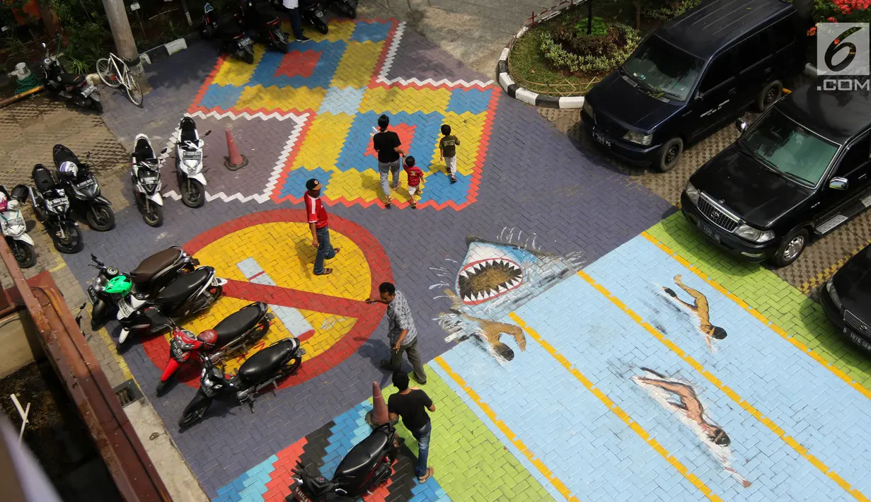 Penampakan mural di halaman depan Kantor Kelurahan Tegal Alur, Jakarta Barat, Rabu (18/4). Mural tersebut dibuat sebagai media informasi adanya Asian Games 2018. (Liputan6.com/Arya Manggala)