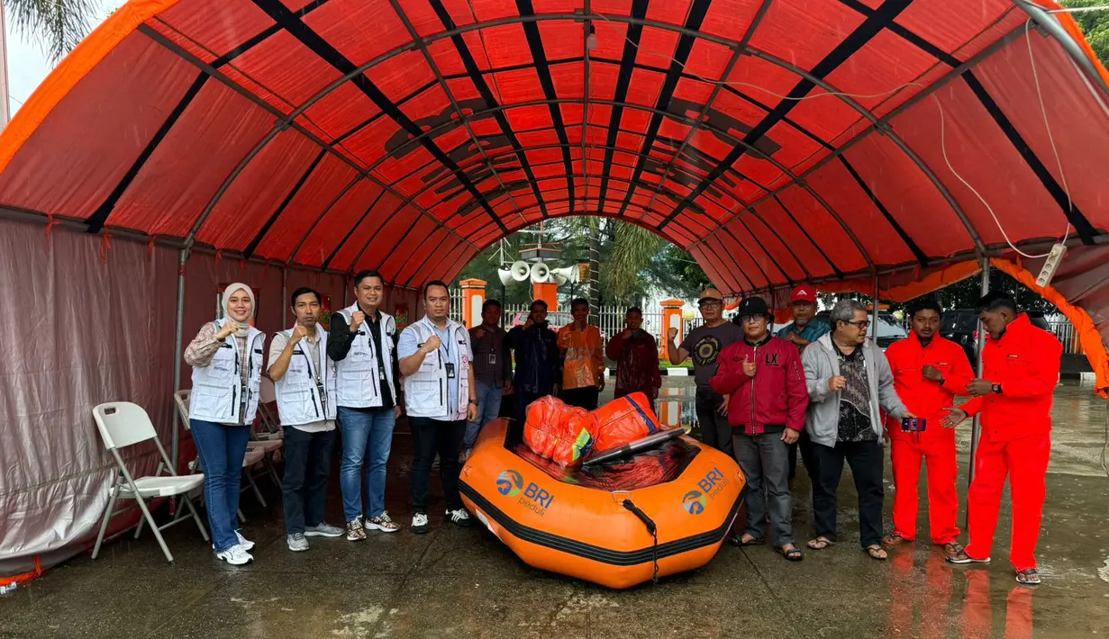 BRI Peduli menyalurnan bantuan berupa 1 (satu) unit perahu karet beserta pelampung yang disalurkan langsung di Posko Bencana Badan Penanggulangan Bencana Daerah (BPDB) Kota Padang. Selain itu, BRI Peduli juga membagikan berupa ribuan paket makanan cepat saji bagi warga terdampak khsusunya di wilayah Lubuk Minturun, Kecamatan Koto Tangah, Kota Padang. (Sumber: BRI Peduli)