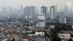 Kondisi langit kota Jakarta dilihat dari lantai 15 Graha BNPB sekitar pukul 13.00 WIB, Kamis (4/7/2019). Pada Kamis (4/7) sekitar pukul 07.00 WIB, kualitas udara Jakarta terpantau di angka 186 AQI, dengan angka itu, kualitas udara mencapai status tidak sehat. (Liputan6.com/Helmi Fithriansyah)