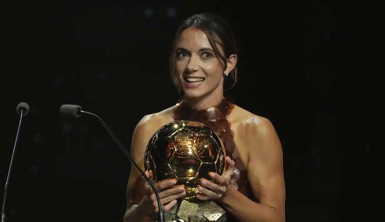 Pada acara penganugerahaan yang berlangsung di Theatre du Chatelet, Paris, Prancis tersebut, Bonmati berhasil mengalahkan kompatriotnya, Mariona Caldentey dan pemain Inggris, Alessia Russo. (AP Photo/Thibault Camus)