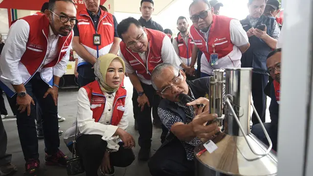 Direktur Utama PT Pertamina (Persero) Nicke Widyawati mengunjungi sejumlah sarana dan fasilitas Satuan Tugas Ramadan Idulfitri (Satgas RAFI) 2024 di wilayah Jawa Bagian Barat. (Dok Pertamina)