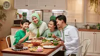 Foto Ilustrasi suasana keluarga sedang berbuka puasa dengan makanan bergizi seimbang dilengkapi dengan segelas MILO. Document/ Nestle Indonesia