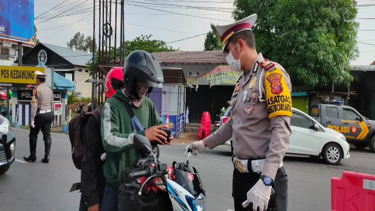 Cerita Petugas Putar Balik Pemudik Nekat di Jalur Pantura Cirebon