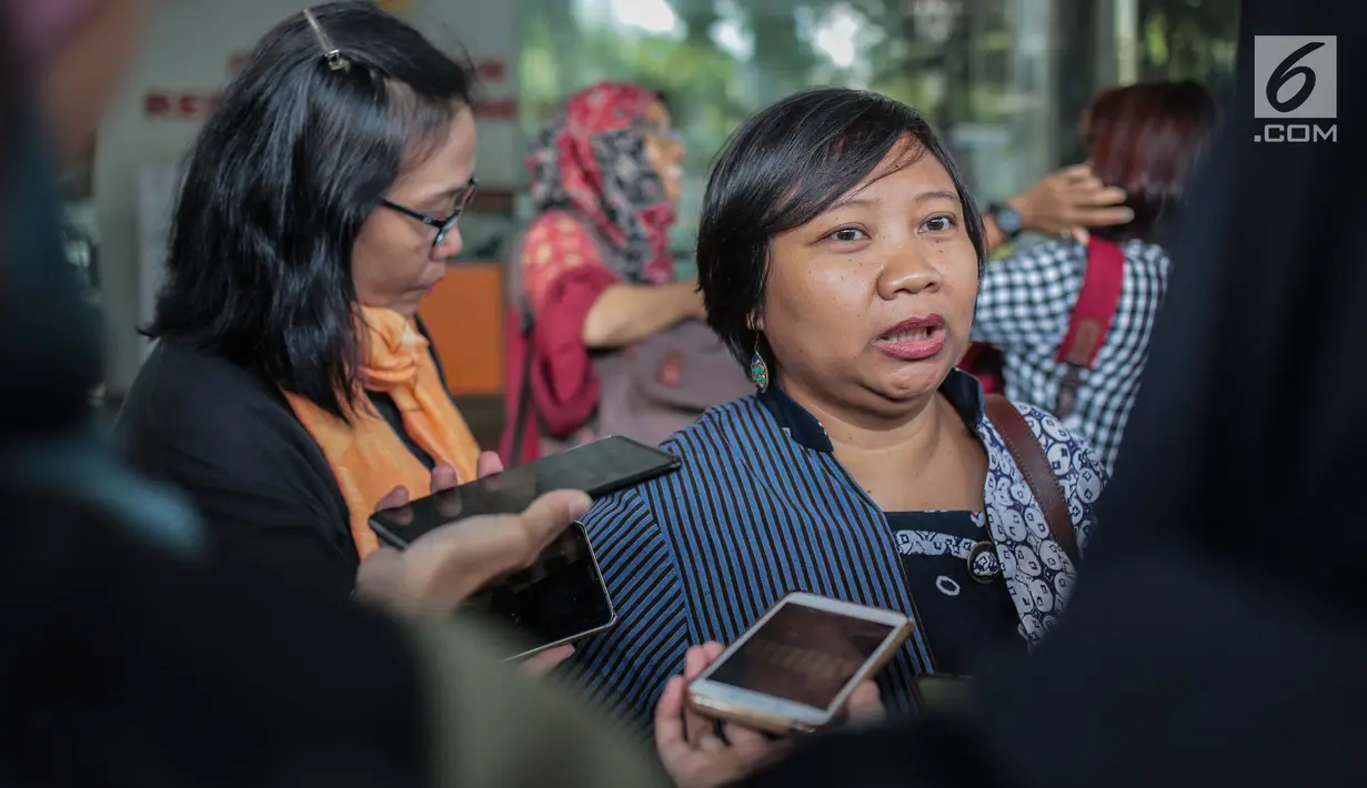 Anis Hidayah, warga yang tergabung dalam Aliansi Warga Cinta Depok, memberikan keterangan kepada wartawan di kantor Ombudsman RI, Jakarta, Jumat (26/7/2019). Kedatangannya untuk mengadukan perihal pemberlakukan aturan pemisahan parkir motor untuk laki-laki dan perempuan. (Liputan6.com/Faizal Fanani)