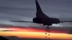 Sebuah gambar dari Kementerian Pertahanan Rusia yang memperlihatkan serangan bom dari Pesawat Tempur Tupolev TU-22 milik Rusia menyerang  lokasi yang diduga tempat persembunyian kelompok ISIS di Suriah, Kamis (19/11/2015).  (Reuters)