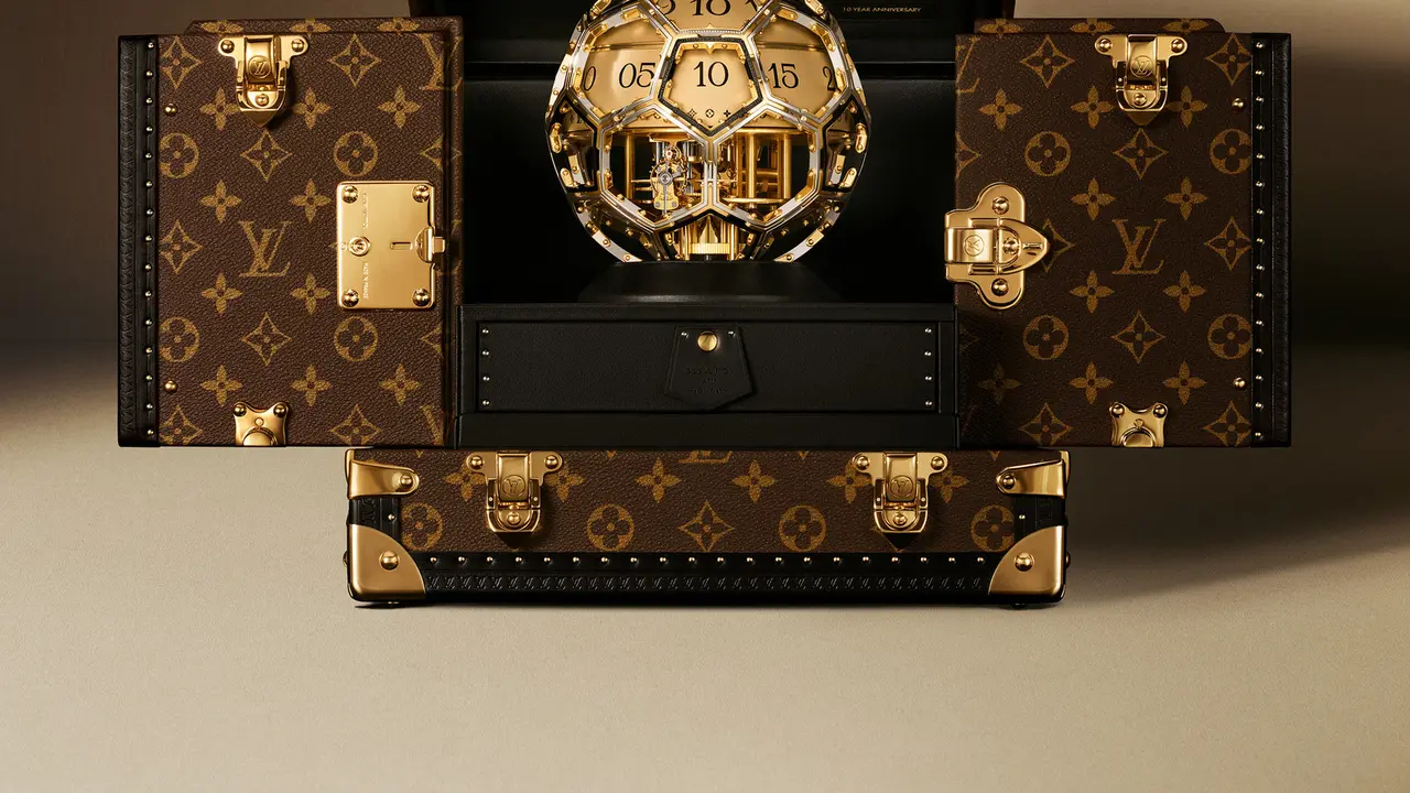 Dihiasi 260 Berlian, Louis Vuitton Rilis Jam Unik Bentuk Bola Emas Satu-satunya di Dunia