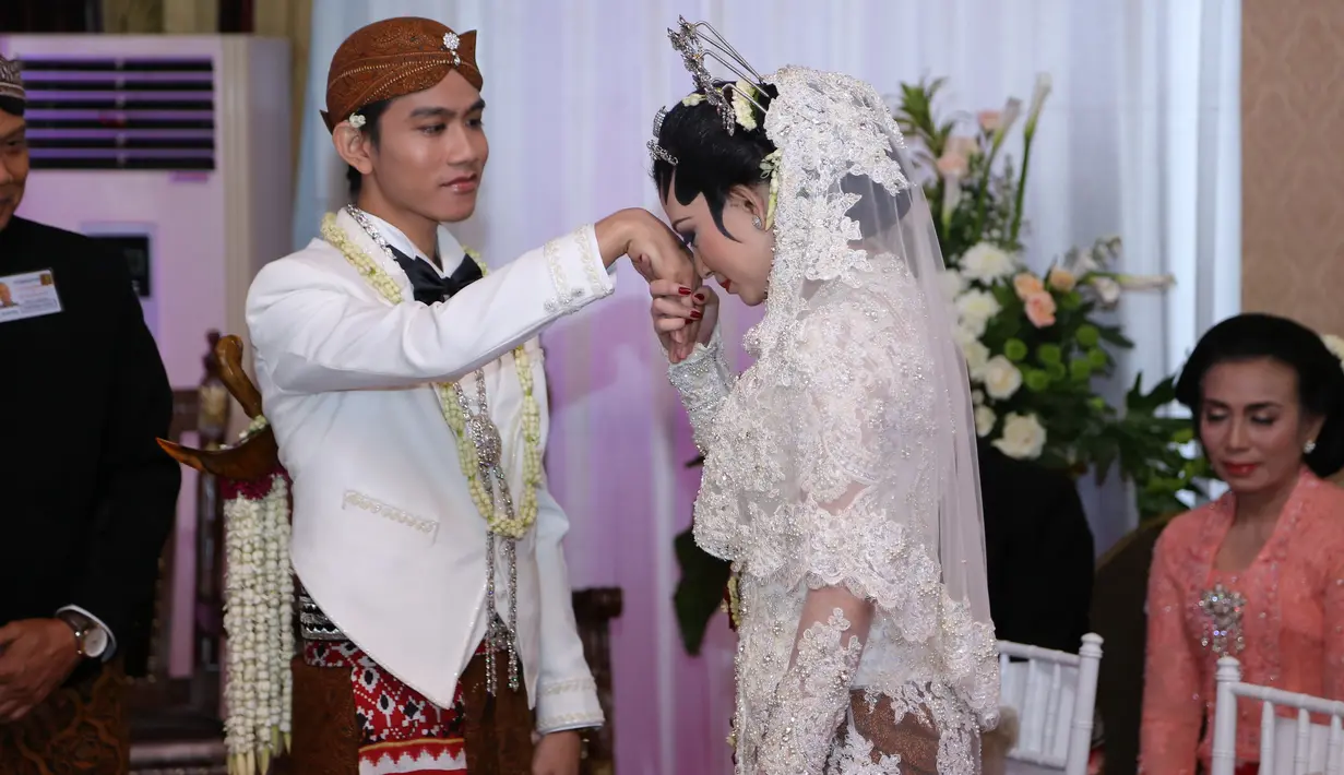 Pria mana yang tidak senang jika tangannya dicium oleh sang istri? (Galih W. Satria/Bintang.com)