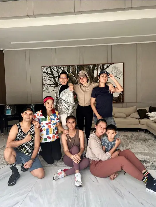 Jadi cewek bumi, Paula terlihat memadukan jaket nuansa warna krem dengan celana legging warna coklat. Tak lupa, ia melengkapinya dengan sneakers warna hitam. (Instagram/paula_verhoeven).