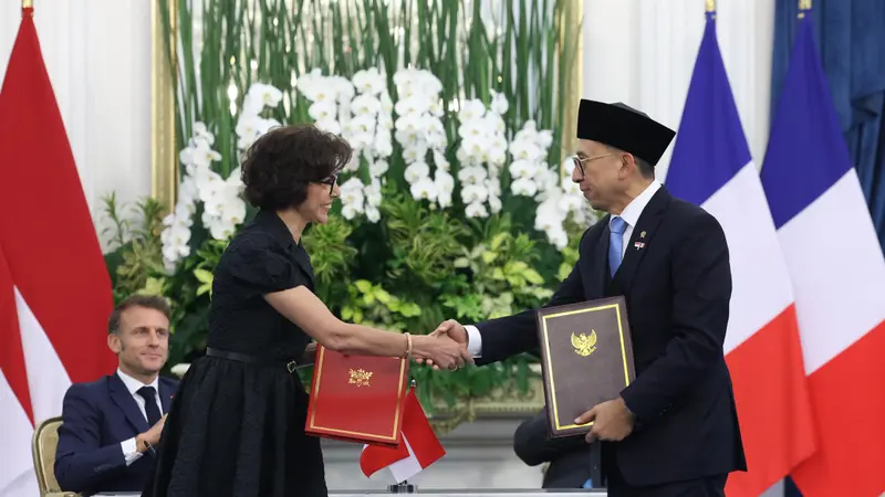 Menteri Kebudayaan Republik Indonesia, Fadli Zon, menandatangani Nota Kesepahaman (MoU) Kerja Sama Budaya antara Indonesia dan Prancis bersama Menteri Kebudayaan Prancis, Rachida Dati, Rabu (28/5/2025). (Foto: Istimewa).