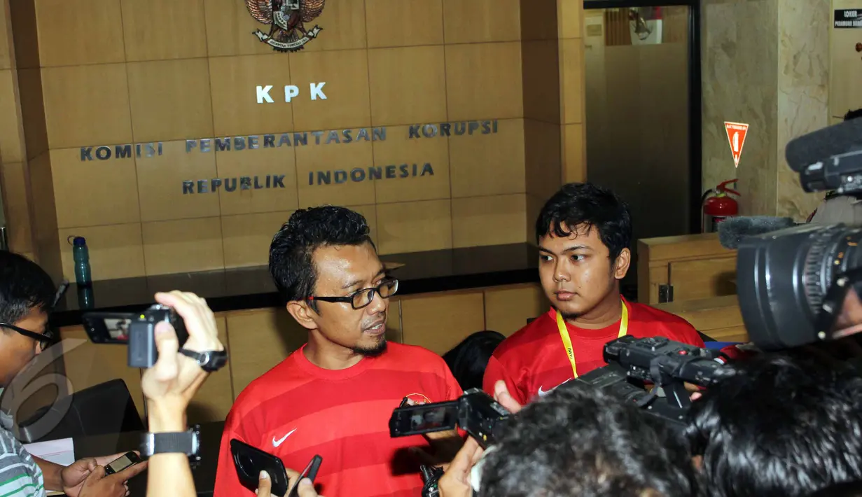 Perwakilan dari Komunitas Suporter Antikorupsi (KORUPSSI) memberikan keterangan pers terkait dugaan korupsi PSSI di kantor KPK, Senin (8/6/2015). Mereka ingin KPK segera mengusut dugaan korupsi di PSSI . (Liputan6.com/Helmi Afandi)
