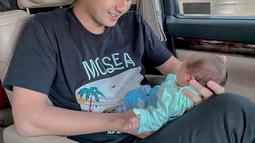 Teuku Ryan memangku bayinya di dalam mobil. (Foto: Instagram/ teukuryantr)