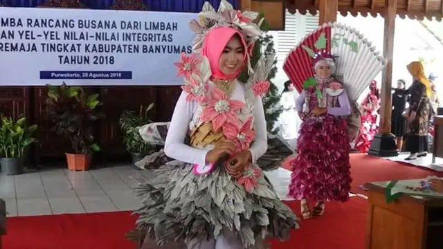 Model cantik berbusana indah yang terbuat dari limbah berlenggak-lenggok dalam Fashion show yang diadakan TP PKK Kabupaten Banyumas. (Foto: Liputan6.com/Humas Banyumas/Muhamad Ridlo)