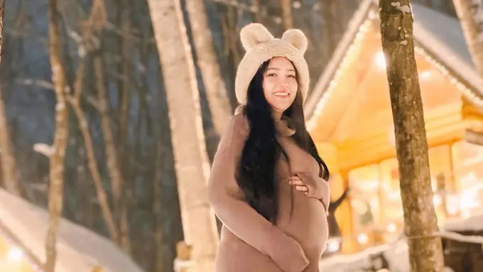 Via Vallen Liburan Akhir Tahun di Hokkaido dan Pamer Baby Bump Anak Kedua. [@viavallen]