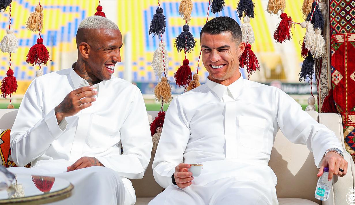 Pemain Al-Nassr, Cristiano Ronaldo (kanan) berbincang dengan rekannya, Talisca saat memperingati Hari Pendirian Kerajaan Saudi atau Founding Day di tempat berlatih pada Rabu (22/02/2023). (Twitter/@AlNassrFC)
