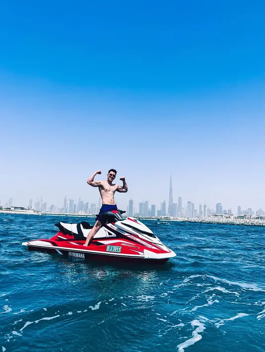 Tidak hanya seru-seruan di padang pasir, putra Venna Melinda ini juga menikmati bermain jet ski di pantai Dubai.
Verrel lebih memilih untuk shirtless dan memamerkan otot perutnya yang sixpack. Untuk bawahannya, Verrel memakai bokser biru saja. (Instagram/bramastavrl)
