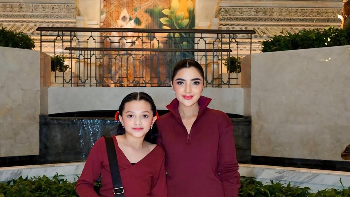 Gaya Kompak Ashanty dan Arsy Serba Merah Saat Kerja Bareng, Inspirasi Tampilan Ibu-Anak yang Festive dan Stylish