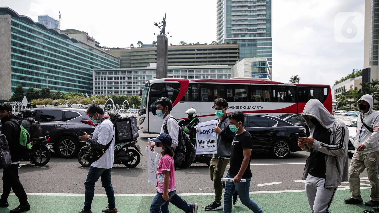 Aksi Imigran Afghanistan Jalan Kaki di Bundaran HI