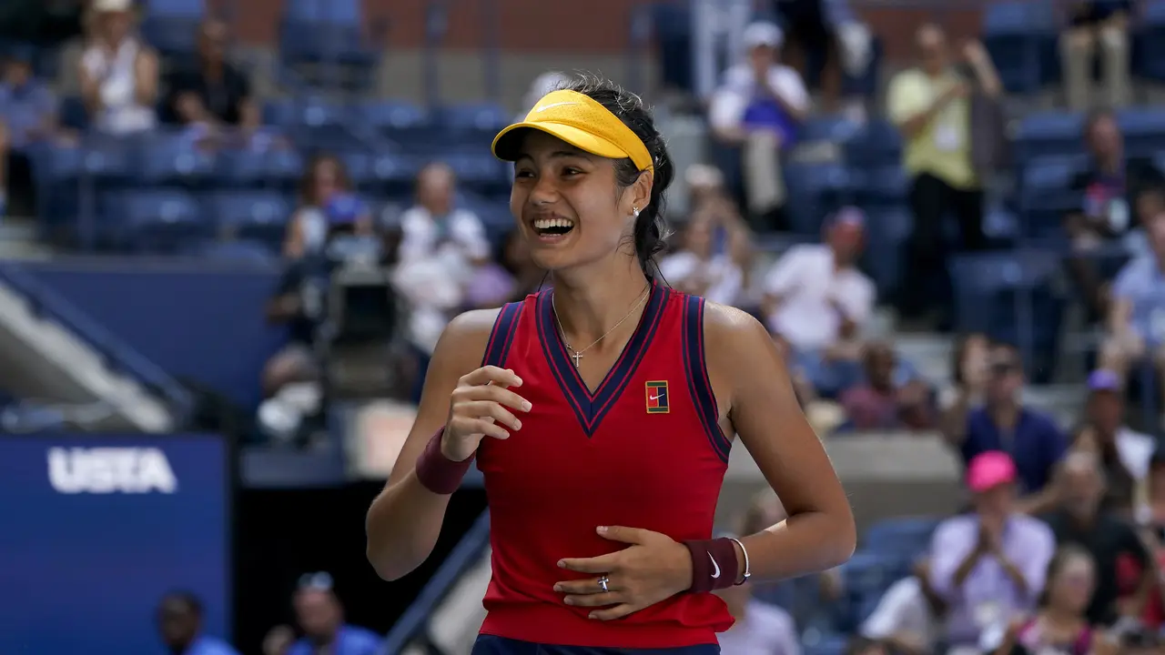 Senyum Manis Emma Raducanu Saat Lolos Semifinal US Open