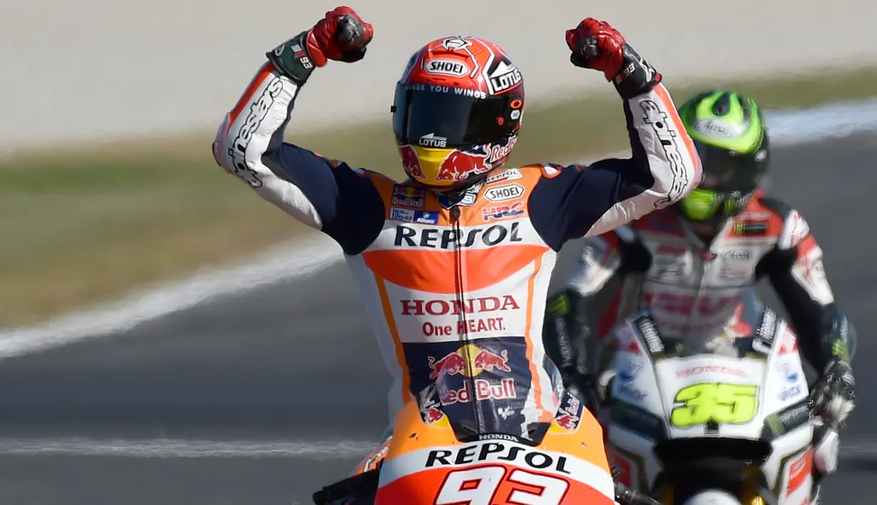 Pebalap Repsol Honda Marc Marquez mengangkat tangan saat memenangkan balapan MotoGP Australian Grand Prix di Phillip Island, Minggu (18/10/2015). (AFP Photo/Paul Crock)