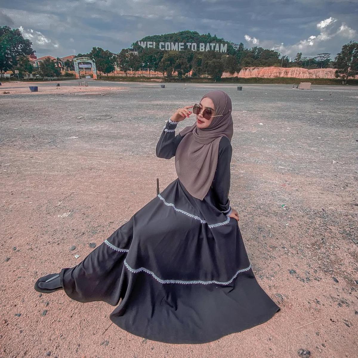 Potret Ria Ricis dengan Outfit Serba Hitam yang Elegan dan Stylish