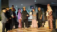 Guru Besar Filologi Universitas Islam Negeri (UIN) Syarif Hidayatullah Jakarta, Oman Fathurahman meraih penghargaan Pustaka Paripalana. (Ist)