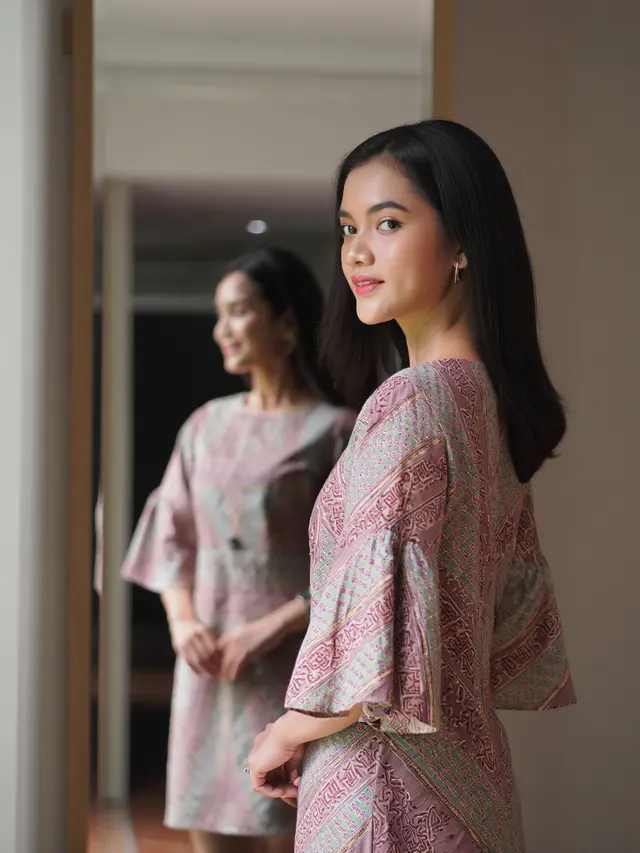 Batik Lengan Lonceng Dua Tingkat Modern untuk Kerja