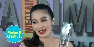  Sandra Dewi berhasil berhasil memenangkan penghargaan Pernikahan Selebriti Paling Fenomenal di Infotainment Awards 