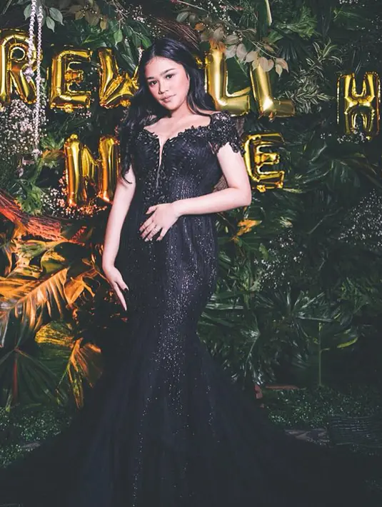 Sering bergaya kasual, begini lah gayanya saat tampil glamor. Gaun hitam yang menjuntai membuat anak Mulan Jameela ini terlihat begitu elegan dan memesona.  (Instagram/tiaransvtr)