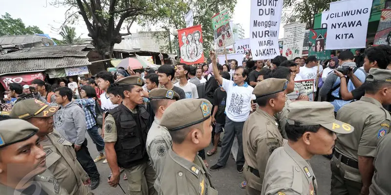 20160928-Warga Bukit Duri Gelar Demo di Tengah Penggusuran-Jakarta