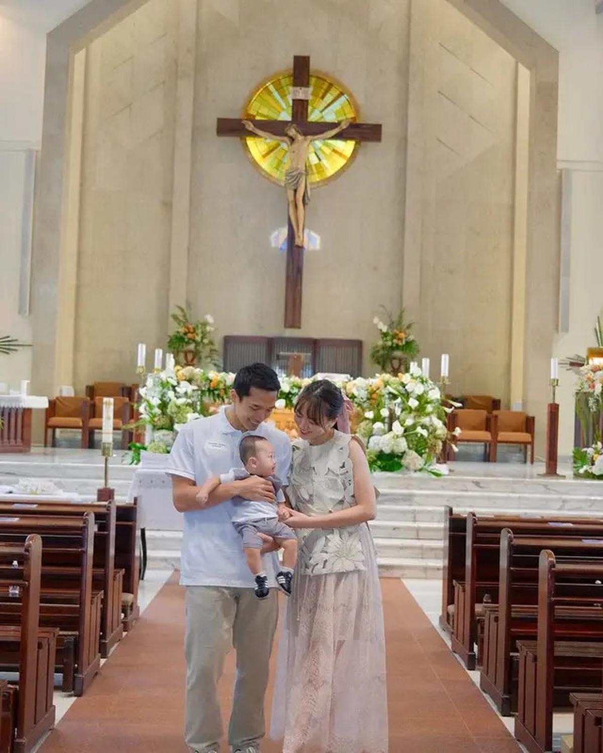 6 Potret Jayden Anak Jonatan Christie dan Shanju Dibaptis, Anteng Digendong Ayah