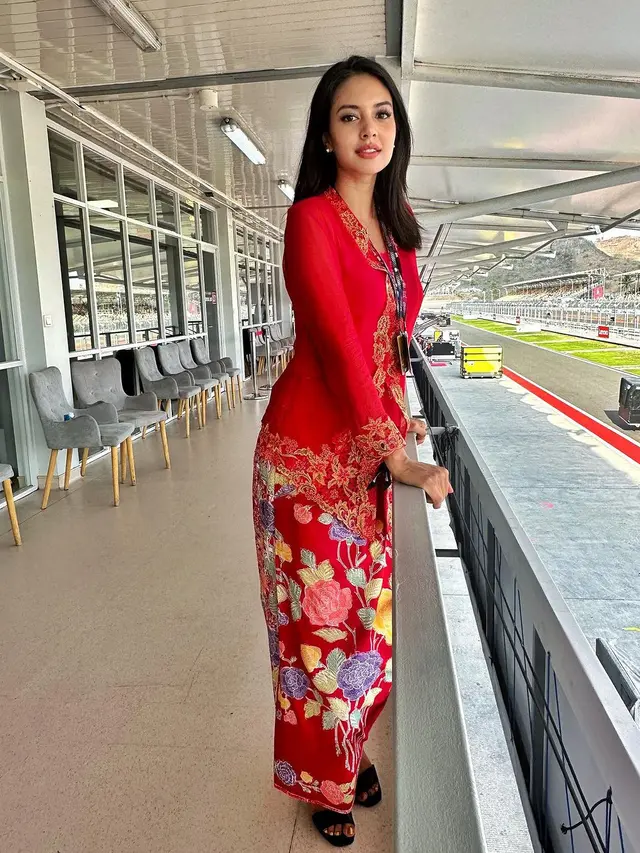 6 Gaya Public Figure Nonton MotoGP Mandalika, Aurelie, Fuji, hingga Azizah Salsha