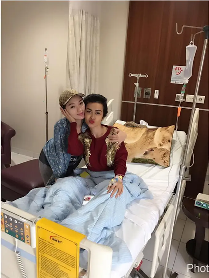 [Bintang] Julia Perez dan Zaskia Gotik