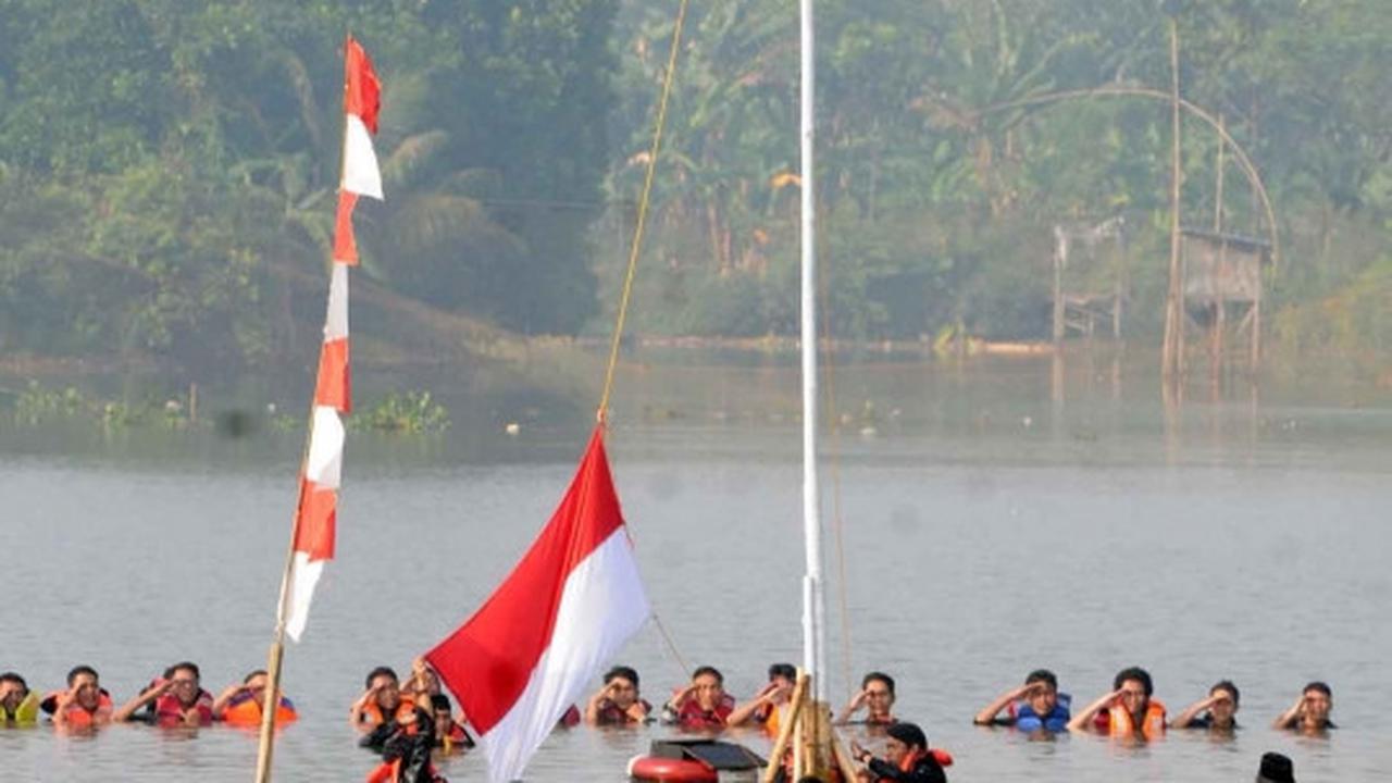 HUT Kemerdekaan RI ke-70, para pecinta alam gelar upacara di danau