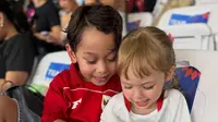 Abang L Anak Lesti Nonton Bola Bareng Kamari, Gemas Pakai Jersey Timnas