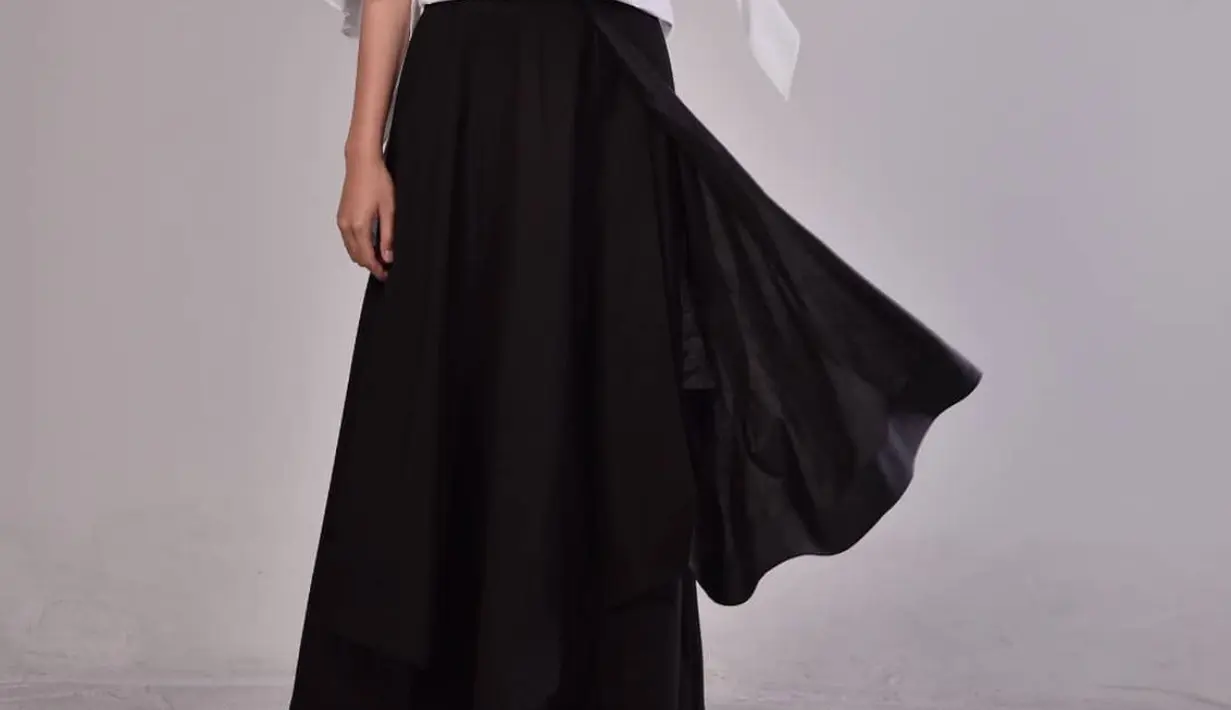 Beberapa koleksinya seperti layered skirt, celana pendek dan panjang bergaya oversize. Outer dengan sentuhan motif khas Indonesia hingga jaket. [MYMD by Deden Siswanto]