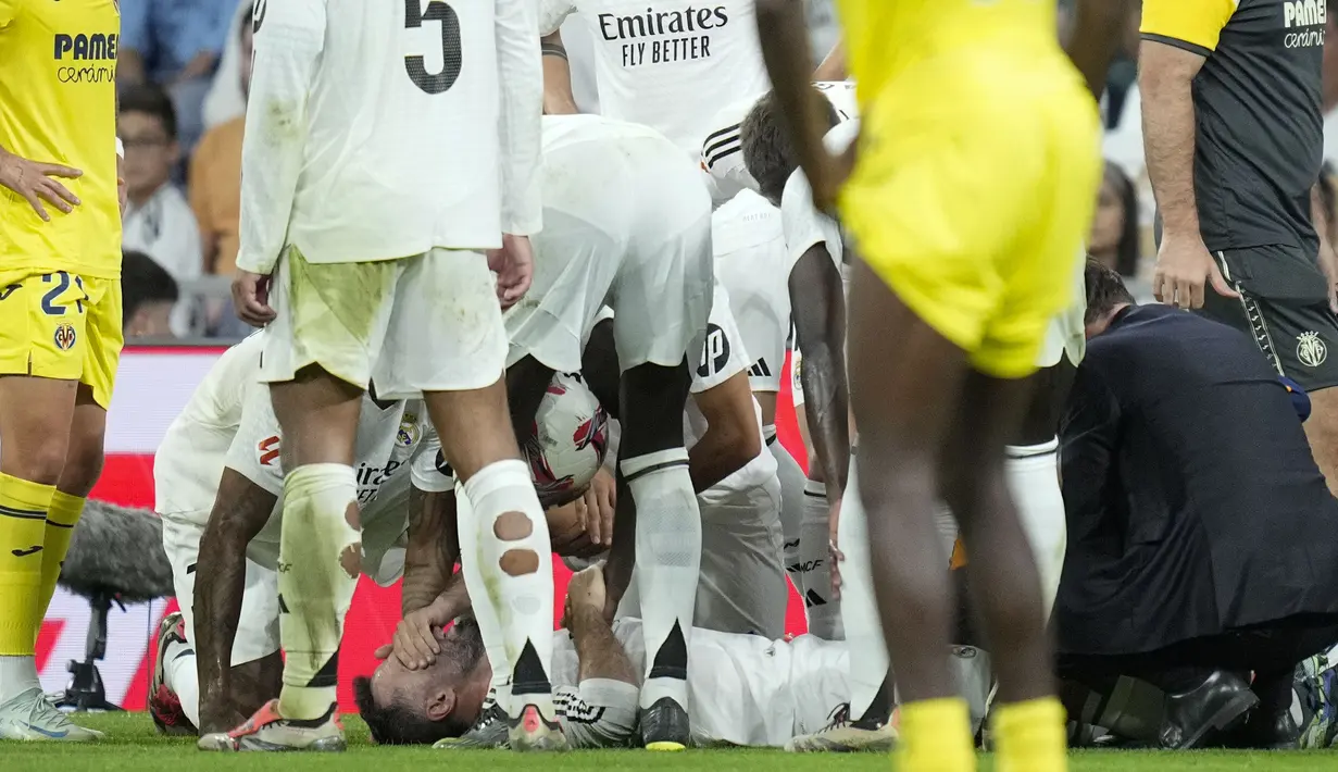 Momen menyayat hati terlihat saat pertandingan Liga Spanyol 2024/2025 antara Real Madrid melawan Villarreal di Santiago Bernabeu, Madrid, Spanyol, Minggu (06/10/2024) dini hari WIB. (AP Photo/Bernat Arnangue)