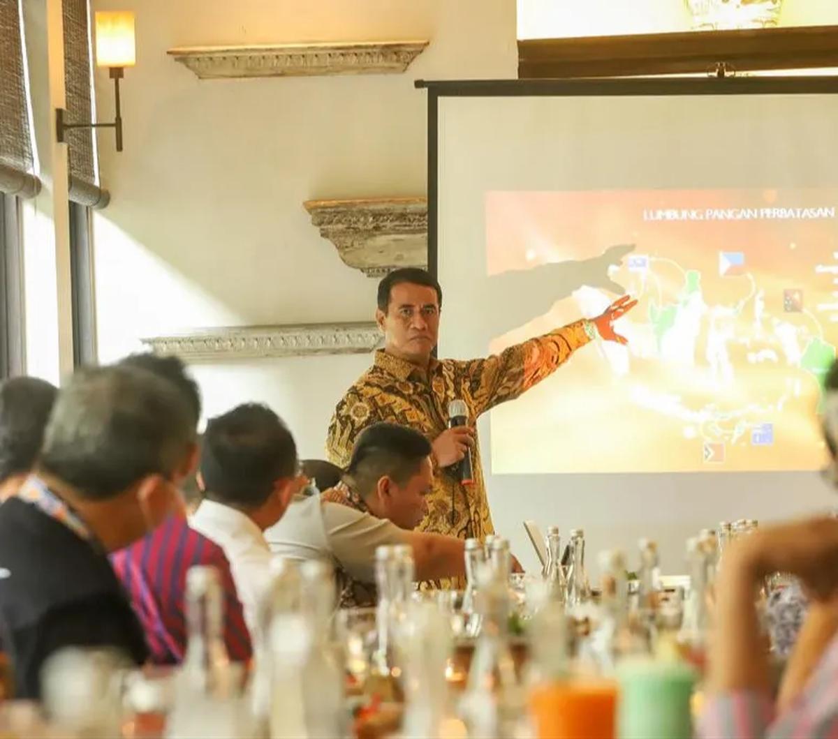 "Selama sisa waktu 2 bulan ini, kami akan mempercepat pelaksanaan program kegiatan dan realisasi serapan anggaran secara signifikan," tutur Amran.