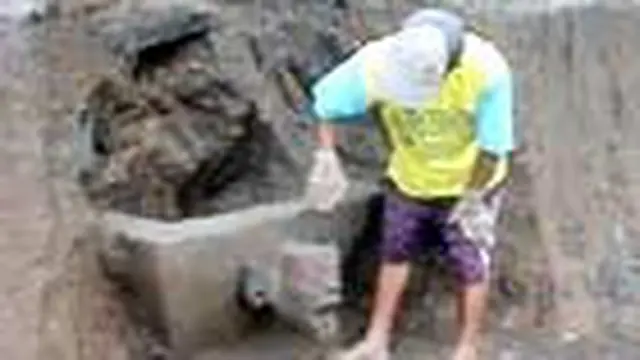 Warga pembuat batu bata di wilayah Subak Bitera, Desa Buruan, Kecamatan Blahbatuh, Gianyar, Bali, menemukan sebuah sarkofagus atau peti batu mayat dari zaman prasejarah. 