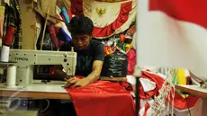 Penjahit menyelesaikan pembuatan Bendera Merah Putih di Pasar Senen, Jakarta, Rabu (3/8). Menjelang peringatan HUT Kemerdekaan, sejumlah konveksi dan perajin bendera di Pasar Senen mengalami peningkatan omzet. (Liputan6.com/Gempur M Surya)