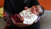 Bayi raksasa berjenis kelamin perempuan dilahirkan dengan bobot 5,8 kilogram dilahirkan dengan operasi sesar. (Foto: Liputan6.com/Muhamad Ridlo)
