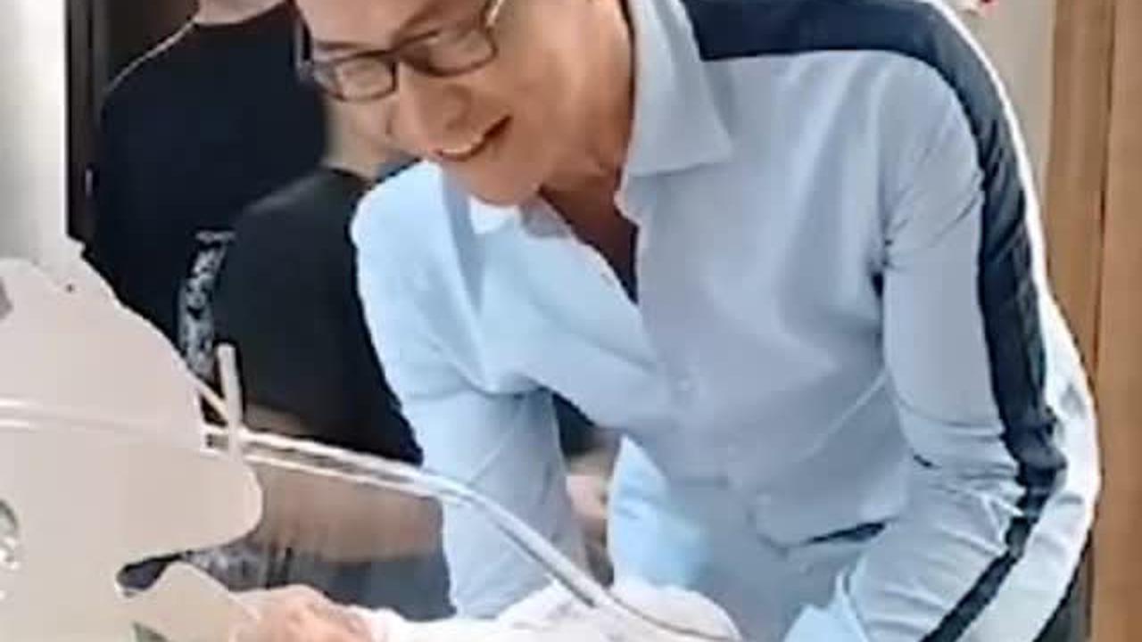 Akhirnya Bisa Timang Cucu, 7 Potret Addie MS Gendong Anak Kevin Aprilio - Jadi Kado Ultah Terindah