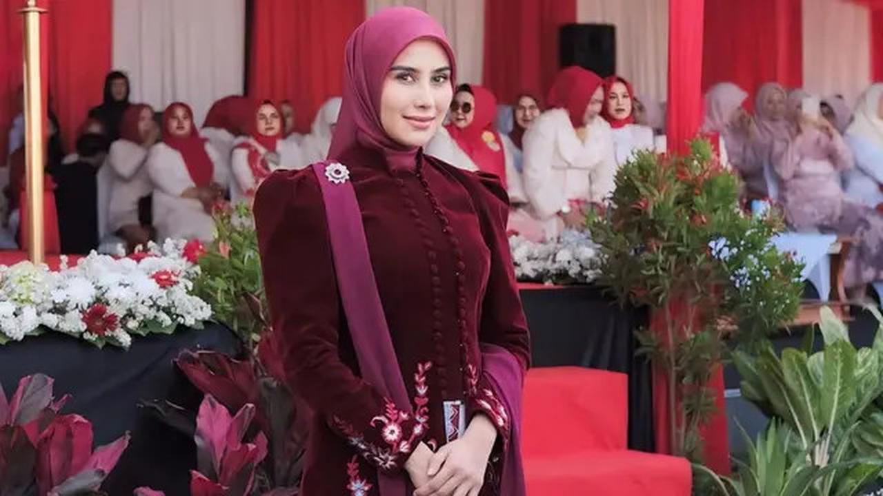 7 Pesona Cantik Syahnaz Sadiqah Istri Bupati Bandung Barat Saat Hadir di Upacara HUT ke-80 RI