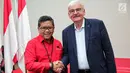 Sekjen DPP PDI Perjuangan Hasto Kristiyanto (kiri) bersalaman dengan Chairman of the Board of Trustee Friedrich Naumann Foundation, Prof. Dr. Jurgen Morlok di Kantor DPP PDI Perjuangan, Jakarta, Senin (30/10). (Liputan6.com/Faizal Fanani)
