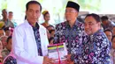 Presiden Joko Widodo menerima buku dari Ketua Umum PWI, Margiono setelah pidato peringatan Hari Pers Nasional 2016 di Kawasan Ekonomi Khusus Mandalika, Kabupaten Lombok Tengah, Nusa Tenggara Barat (NTB), Selasa (9/2). (Setpres/Agus Suparto)