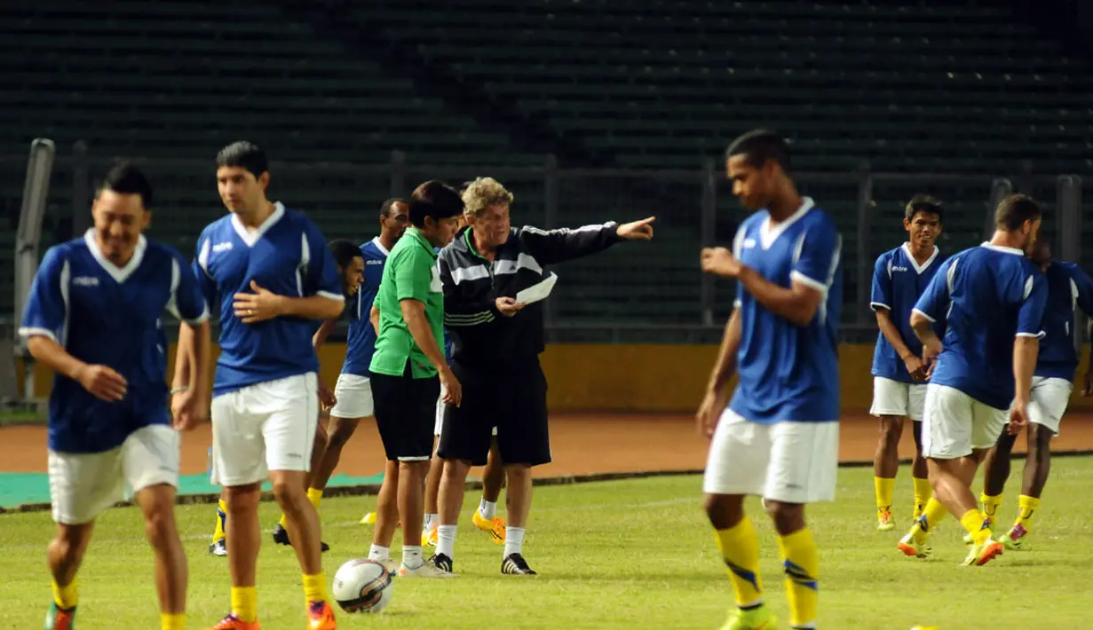 Pelatih ISL All Stars, Stefan Hansson (tengah), memberikan instruksi latihan kepada para pemain ISL All Stars saat berlatih di Stadion GBK Jakarta, (5/8/2014). (Liputan6/Helmi Fithriansyah)
