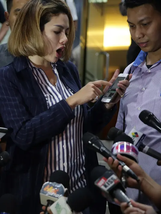 Melihat Jupe yang sengaja datang dari rumah sakit mendukung asistennya, dilihat berbeda oleh Nikita. Menurutnya, ia hanya punya urusan dengan asistennya, Lucky. (Bambang E. Ros/Bintang.com)