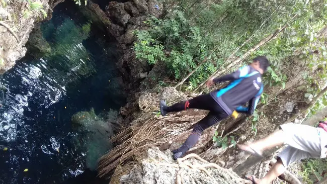 Menikmati sensasi melompat dari mulut gua di Halo Tabung, Pulau Kakaban, Kepulauan Derawan. (Liputan6.com/Ramdania El Hida)
