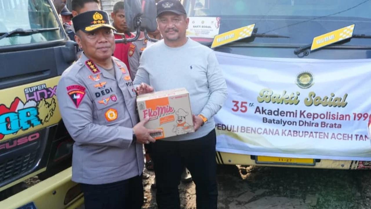 Wakapolri Cek Lokasi Bencana Sumatra