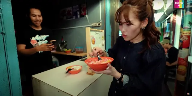 Momen Ayu Ting Ting tolak makanan gratis dari pedagang, alasannya bikin fans salut